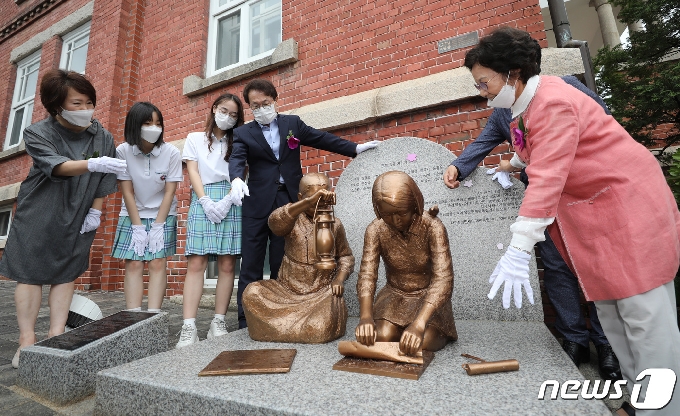 [사진] 배화여고에 설치된 100주년 기념 항일독립운동기념비