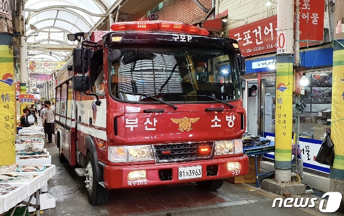 부산 북부소방서가 구포시장에서 출동로 확보 훈련을 하고 있다.2020.8.5/© 뉴스1 노경민 기자