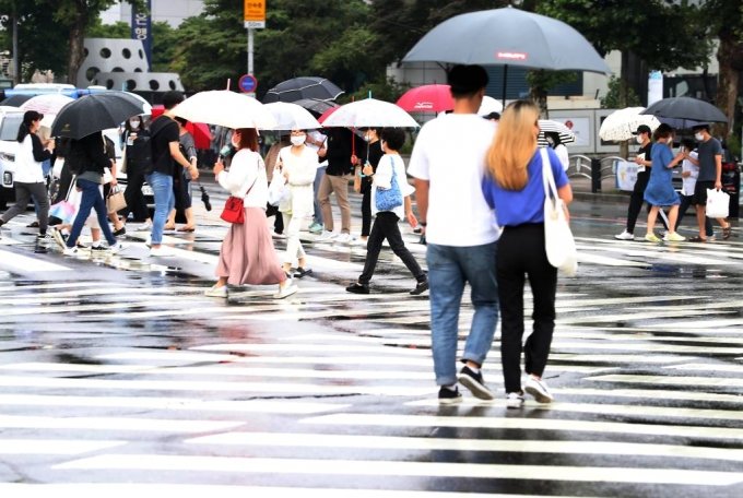 [인천=뉴시스] 이종철 기자 = 본격적인 장마가 시작된 24일 오후 인천시 남동구 터미널사거리에서 시민들이 우산을 쓰고 도로를 건너가고 있다. 2020.06.24.   jc4321@newsis.com
