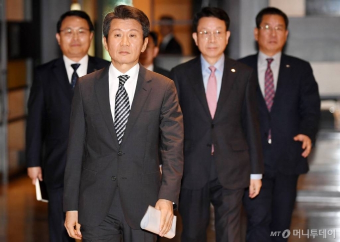 정몽규 HDC 현대산업개발 회장이 12일 오후 서울 용산구 현대산업개발 본사 대회의실 기자회견장에 아시아나항공 인수 우선협상대상자 선정 관련 입장 발표를 위해 들어서고 있다. / 사진=김휘선 기자 hwijpg@
