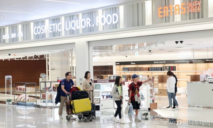인천국제공항 제2여객터미널 수하물 수취 구역 내 면세점 앞으로 여행객들이 지나가고 있다./사진= 김창현 기자오는 31일 오픈하는 인천국제공항 입국장 면세점에서는 향수·화장품, 주류, 포장식품, 피혁, 패션·패션악세사리, 기념품, 스포츠용품, 완구류·유아용품, 전자제품, 음반 등이 판매된다. 출국장을 포함해 1인당 3000달러까지 구매 가능하며 한도는 600달러다.