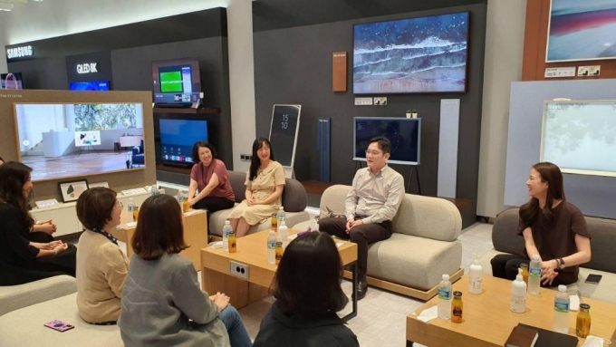 이재용 삼성전자 부회장이 6일 삼성전자 수원사업장을 찾아 육아를 병행하는 여성 임직원들과 간담회를 가졌다. /사진제공=삼성전자
