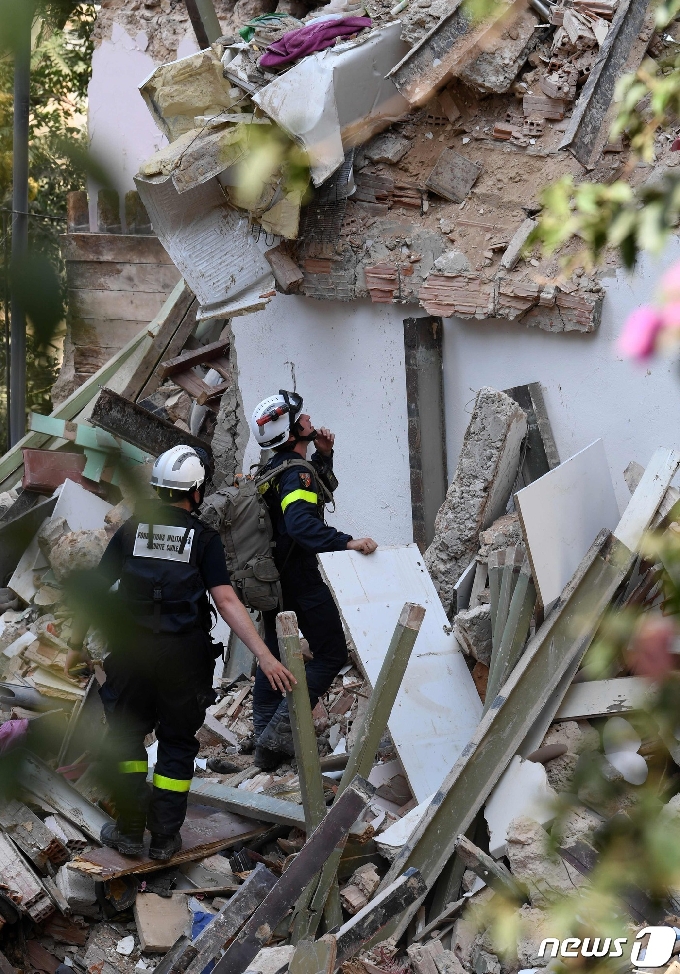 [사진] 베이루트 파손된 주택서 희생자 찾는 佛 구조대원