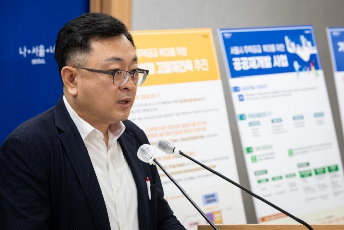 김성보 서울시 주택건축본부장이 4일 서울시청 브리핑룸에서 정부의 '주택공급 확대방안' 발표에 따른 세부 공급계획을 밝히고 있다. /사진제공=뉴스1