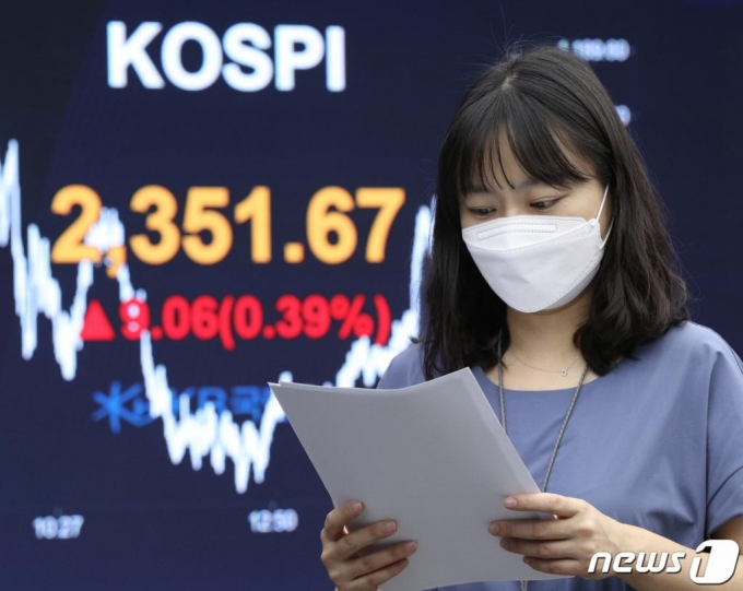 7일 오후 서울 영등포구 KB국민은행 여의도지점 스마트딜링룸에서 직원이 업무를 보고 있다. /사진=뉴스1
