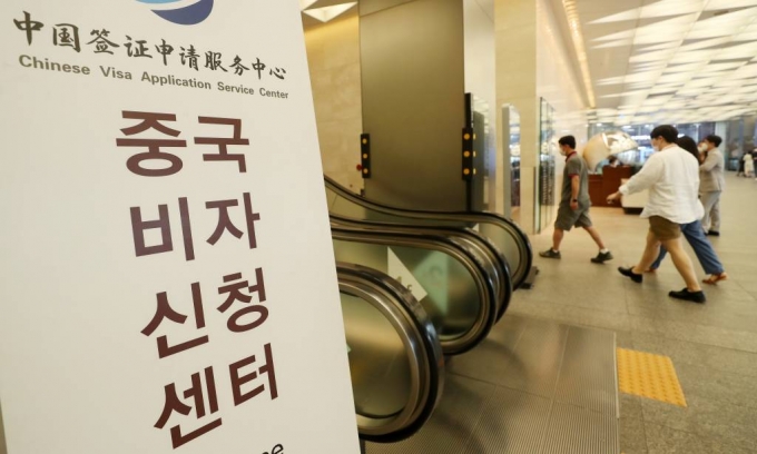 중국 정부가 5일부터 취업이나 유학 목적, 유효한 거류증을 가진 한국인들의 비자 발급을 확대하기로 밝힌 가운데 이날 오후 시민들이 중구 서울스퀘어에 마련된 중국비자신청센터 앞을 지나고 있다.. / 사진=김휘선 기자 hwijpg@