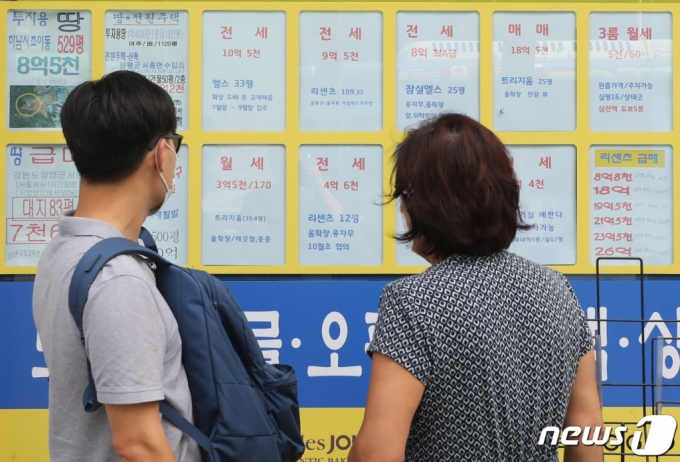 서울 시내 한 중개업소에 전월세 매물 안내문이 붙어 있다. /사진제공=뉴스1