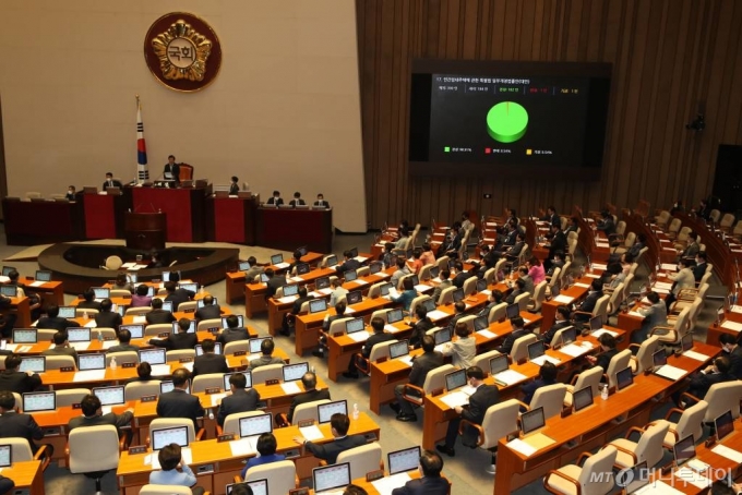 4일 서울 여의도 국회에서 열린 제380회국회(임시회) 제8차 본회의에서 민간임대주택에 관한 특별법 일부개정법률안이 재석 184인 중 찬성 182인, 반대 1인, 기권 1인으로 가결되고 있다. / 사진=이기범 기자 leekb@