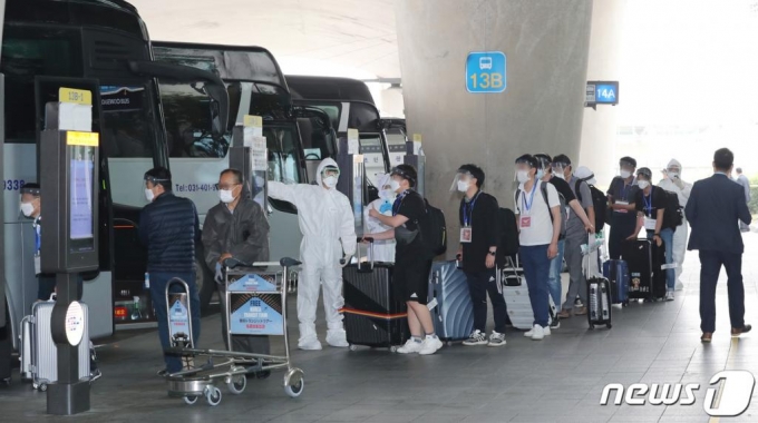 (인천공항=뉴스1) 박지혜 기자 = 이라크 건설 현장 파견 근로자들이 31일 오전 인천국제공항을 통해 입국해 임시생활시설로 향하는 버스에 오르고 있다.이날 신종 코로나바이러스 감염증(코로나19)이 급확산 중인 이라크 건설 현장에서 근무하던 우리 근로자 72명은 전세기편으로 귀국했다. 2020.7.31/뉴스1