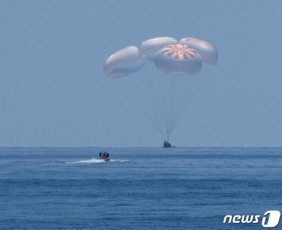 (AFP=뉴스1) 이동원 기자 = 미국의 첫 민간 우주선인 스페이스X의 '크루 드래건(crew dragon)' 캡슐이 2일(현지시간·한국시간 3일 오전 3시48분) 플로리다 멕시코만 펜서콜라 연안 해상에 무사히 내려 앉았다. 우주비행사 더그 헐리와 봅 벤켄은 국제우주정거장(ISS)에서 두 달 조금 넘게 머물다 이날 지구로 귀환했으며, 해상을 통해 귀환한 것은 45년만에 처음이다. 스페이스X는 '크루 드래건'을 당초 지상 귀환형으로 만들 계획이었지만 해상 귀환형으로 만드는 것이 기술적으로 보다 간단하다는 이유로 계획을 바꾼 것으로 알려졌다. 앞서 1960~1970년대 나사의 머큐리, 제미니, 아폴로 우주선 캡슐을 탄 비행사들이 해상을 통한 '스플래시 다운' 방식으로 지구로 귀환한 바 있다.ⓒ AFP=뉴스1