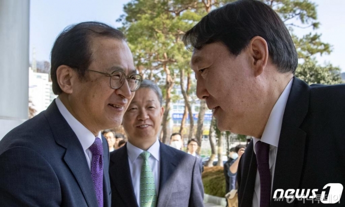 (광주=뉴스1) 황희규 기자 = 윤석열 검찰총장이 20일 오후 광주 동구 산수동 광주지방·고등검찰청을 찾아 문찬석 광주지검장과 악수하고 있다.2020.2.20/뉴스1