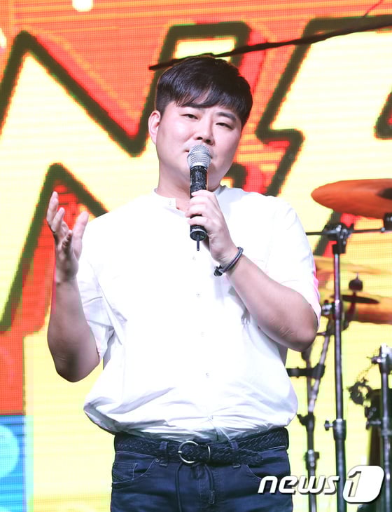 FNC 한성호 대표가 2일 오후 서울 홍대 무브홀에서 열린 엔플라잉의 두 번째 미니앨범 '더 리얼: 엔플라잉' 발매 기념 쇼케이스에 참석해 인사말을 하고 있다. 2017.8.2./사진 = 뉴스1