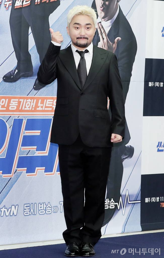 방송인 유병재가 11일 오후 서울 마포구 상암동 스탠포드 호텔에서 열린 XtvN 예능프로그램 '씬의 퀴즈' 제작발표회에 참석해 포즈를 취하고 있다. / 사진=김창현 기자 chmt@