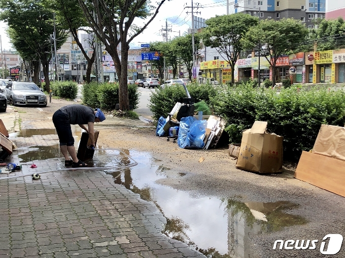 8일 오전 광주 북구 용봉동 신안교 인근 상인들이 폭우에 젖은 집기들을 청소하고 있다. 2020.8.8/뉴스1 &copy; News1 이수민 수습기자