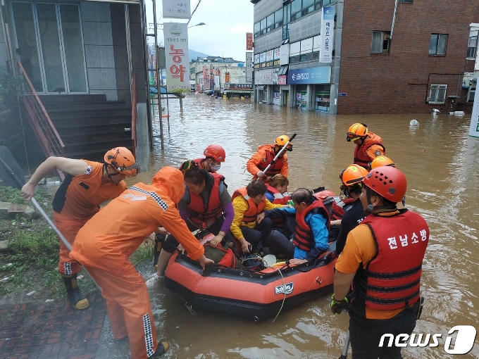 [사진] 보트 이요한 구조작업