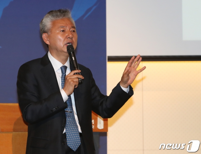 홍성국 더불어민주당 의원이 지난 4월27일 서울 중구 페럼타워에서 열린 '제1회 WEA 컨퍼런스 : 팬데믹과 동아시아'에서 '동아시아 경제, 위기인가? 재편인가?'를 주제로 발표했다. / 사진제공=뉴스1