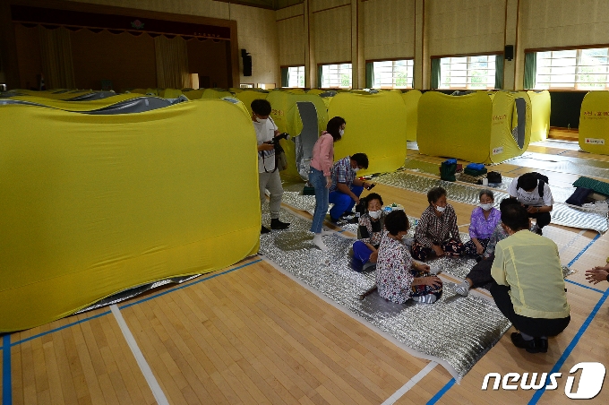 [사진] 초등학교 강당에 설치된 대피소