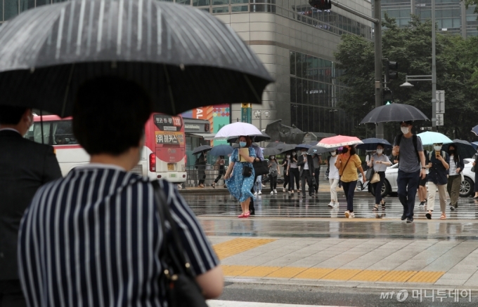 [사진]길어지는 장마 - 머니투데이