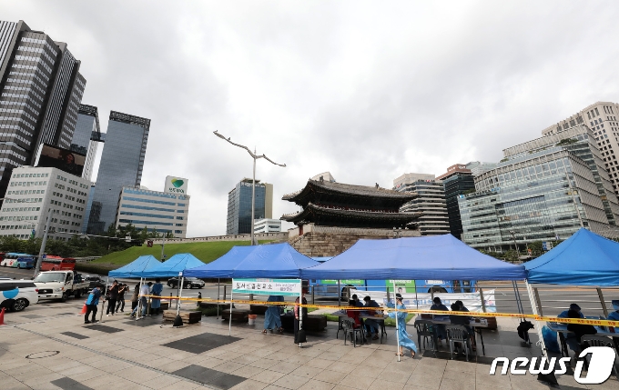 [사진] 남대문시장 코로나 확진자 발생, 숭례문 앞 설치된 선별진료소