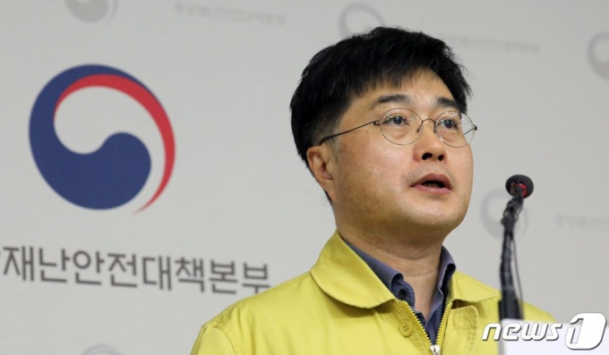 (세종=뉴스1) 장수영 기자 = 윤태호 중앙사고수습본부 방역총괄반장이 19일 정부세종청사 보건복지부 브리핑실에서 신종 코로나바이러스 감염증(코로나19) 중앙재난안전대책본부 정례브리핑을 하고 있다. 방역당국은 이날 오전 0시 기준으로 확진자는 152명이 추가돼 총 확진자수는 8565명이라고 밝혔다. 이 중 1947명이 완치 후 격리해제됐다. 2020.3.19/뉴스1
