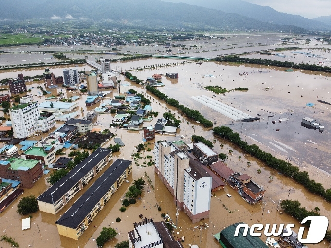 7일과 8일 전남 구례군에 380㎜의 집중호우가 내리며 섬진강&middot;서시천이 범람, 구례읍 지역이 침수되고 막대한 피해가 발생했다.&#40;구례군 제공&#41;2020.8.9/뉴스1 &copy; News1 지정운 기자