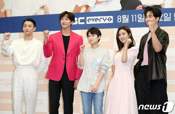 배우 공찬(왼쪽부터), 지현우, 이현주 PD, 배우 김소은, 박건일이 11일 서울 마포구 스탠포드 호텔 서울에서 열린 MBC에브리원 드라마 ‘연애는 귀찮지만 외로운 건 싫어!’ 제작발표회에서 포즈를 취하고 있다. ‘연애는 귀찮지만 외로운 건 싫어!’는 연애는 하고 싶지만 심각한 건 부담스럽고, 자유는 누리고 싶은데 외로운 건 싫은 2030들의 한지붕 각방 동거 로맨스다. 2020.8.11/뉴스1 © News1 김진환 기자