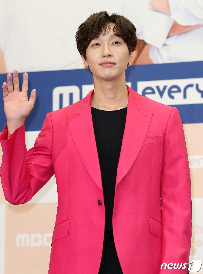 배우 지현우가 11일 서울 마포구 스탠포드 호텔 서울에서 열린 MBC에브리원 드라마 ‘연애는 귀찮지만 외로운 건 싫어!’ 제작발표회에서 포즈를 취하고 있다. ‘연애는 귀찮지만 외로운 건 싫어!’는 연애는 하고 싶지만 심각한 건 부담스럽고, 자유는 누리고 싶은데 외로운 건 싫은 2030들의 한지붕 각방 동거 로맨스다. 2020.8.11/뉴스1 © News1 김진환 기자