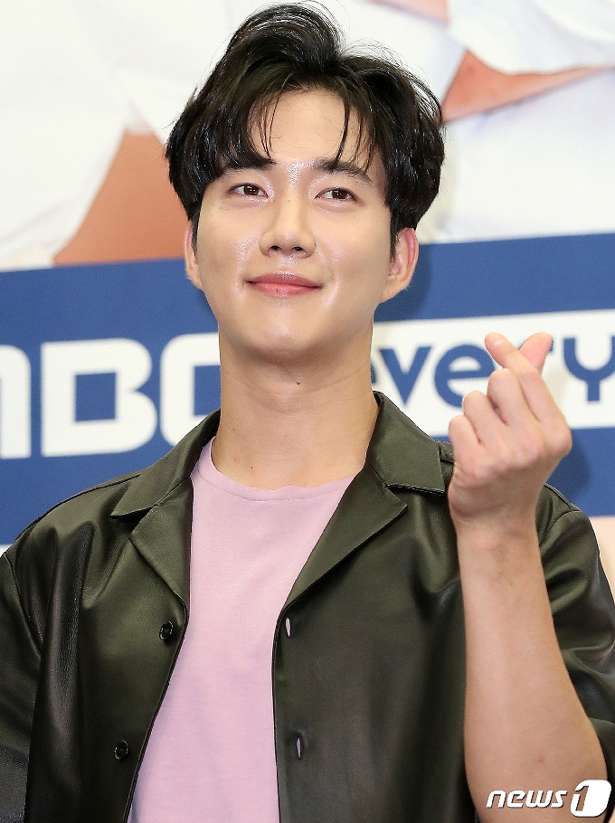 배우 박건일이 11일 서울 마포구 스탠포드 호텔 서울에서 열린 MBC에브리원 드라마 ‘연애는 귀찮지만 외로운 건 싫어!’ 제작발표회에서 포즈를 취하고 있다. ‘연애는 귀찮지만 외로운 건 싫어!’는 연애는 하고 싶지만 심각한 건 부담스럽고, 자유는 누리고 싶은데 외로운 건 싫은 2030들의 한지붕 각방 동거 로맨스다. 2020.8.11/뉴스1 © News1 김진환 기자