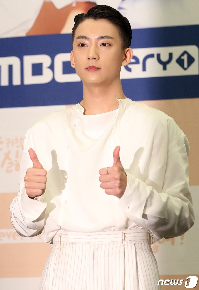 배우 공찬이 11일 서울 마포구 스탠포드 호텔 서울에서 열린 MBC에브리원 드라마 ‘연애는 귀찮지만 외로운 건 싫어!’ 제작발표회에서 포즈를 취하고 있다. ‘연애는 귀찮지만 외로운 건 싫어!’는 연애는 하고 싶지만 심각한 건 부담스럽고, 자유는 누리고 싶은데 외로운 건 싫은 2030들의 한지붕 각방 동거 로맨스다. 2020.8.11/뉴스1 © News1 김진환 기자