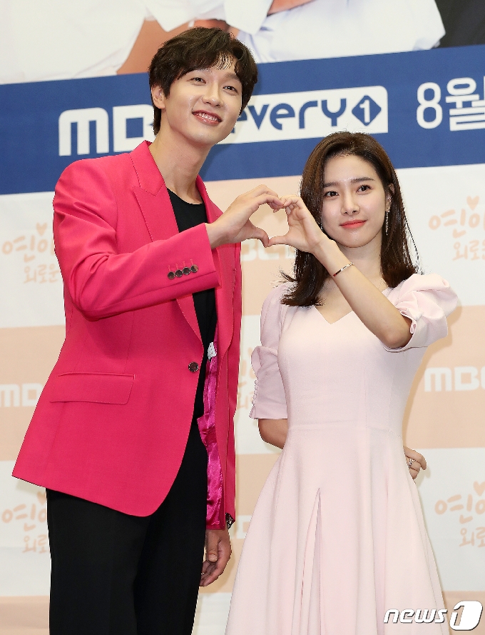 배우 지현우가와 김소은(오른쪽)이 11일 서울 마포구 스탠포드 호텔 서울에서 열린 MBC에브리원 드라마 ‘연애는 귀찮지만 외로운 건 싫어!’ 제작발표회에서 포즈를 취하고 있다. ‘연애는 귀찮지만 외로운 건 싫어!’는 연애는 하고 싶지만 심각한 건 부담스럽고, 자유는 누리고 싶은데 외로운 건 싫은 2030들의 한지붕 각방 동거 로맨스다. 2020.8.11/뉴스1 © News1 김진환 기자