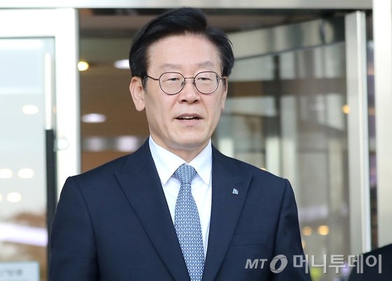 이재명 경기도지사가 16일 오후 경기도 수원시 영통구 아주대학교병원에서 최근 배우 김부선 씨가 밀회 증거로 주장한 신체 부위 점에 대해 신체검증을 마친 후 나서고 있다. /사진=뉴스1