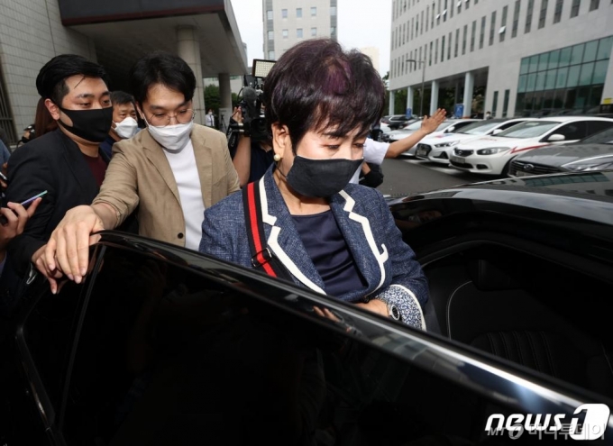 (서울=뉴스1) 허경 기자 = 전남 목포 부동산 투기 혐의로 재판에 넘겨진 손혜원 전 국회의원이 12일 오후 서울 양천구 남부지법에서 열린 1심 선고공판을 마친 뒤 차량에 탑승하고 있다. 손 전 의원은 이날 징역 1년 6개월의 실형을 선고받았다. 2020.8.12/뉴스1