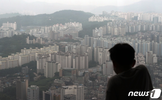 이달 5일 서울 영등포구 여의도 64아트에서 바라본 서울 아파트 모습/사진=뉴스1