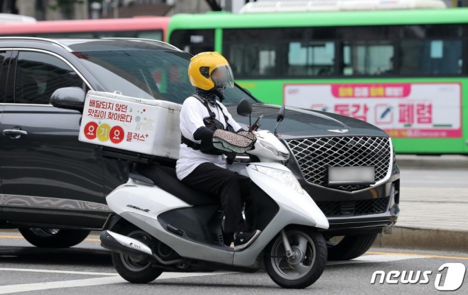 (서울=뉴스1) 김진환 기자 = 최근 신종 코로나바이러스 감염증(코로나19) 장기화로 외출 대신 음식 배달이 많아지면서 덩달아 오토바이 등 이륜차 사고가 늘고 있다. 정부는 이륜차 안전관리 강화 대책을 마련하고, 다음 달부터 교통법규 위반을 집중적으로 단속하기로 했다. 29일 서울 종로구 세종로 사거리에 배달 오토바이 운전자가 운행하고 있다. 2020.6.29/뉴스1