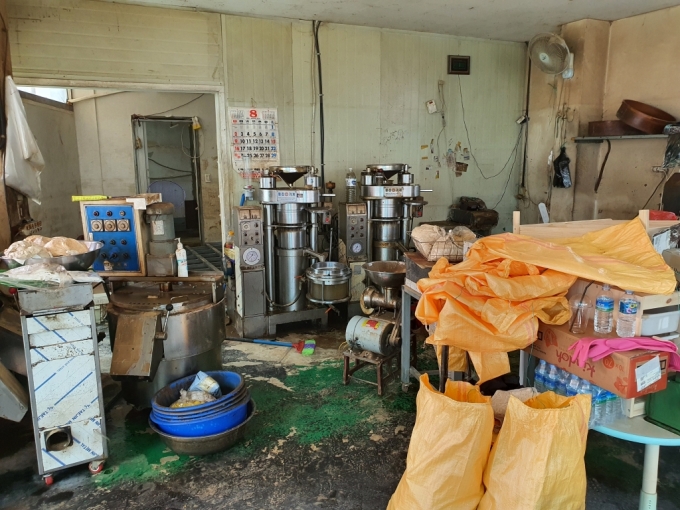 구례5일시장의 한 방앗간. 수해를 입어 기름떼에 덮힌 기계 등이 정리되지 못하고 있다. /사진=머니투데이