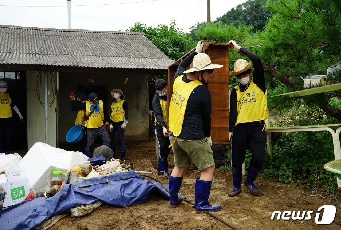13일 건국대학교 글로컬캠퍼스 학생들이 충북 충주시 엄정면의 한 주택에서 비에 젖은 가재도구를 정리하고 있다.(글로컬캠퍼스 제공)2020.8.13/© 뉴스1