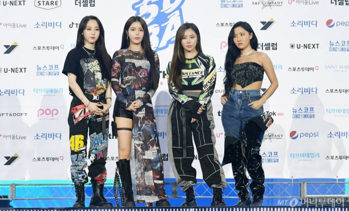 걸그룹 마마무가 13일 오후 온라인으로 진행된 2020 소리바다 어워즈 블루카펫에 참석해 포즈를 취하고 있다. / 사진=2020 소리바다 어워즈 제공
