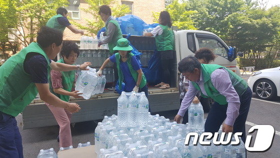 지난해 6월 '붉은 수돗물' 사태로 피해를 당한 인천 서구지역에서 자원봉사자들이 봉사활동을 펼치고 있다. / 사진제공=뉴스1