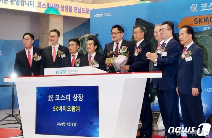 (서울=뉴스1) = 7월 2일 오전 서울 한국거래소에서 열린 중추신경계 신약 연구개발업체 'SK바이오팜' 유가증권시장 신규상장기념식에서 참석자들이 기념촬영을 하고 있다.왼쪽부터 안상환 한국IR협의회 회장, 박장호 씨티그룹글로벌마켓증권 대표이사, 임재준 한국거래소 유가증권시장본부장, 정지원 한국거래소 이사장, 조정우 SK바이오팜 대표이사, 조대식 SK SUPEX추구협의회 의장, 정영채 NH투자증권 대표이사, 정일문 한국투자증권 대표이사, 이기헌 상장회사협의회 부회장. (한국거래소 제공) 2020.7.2/뉴스1