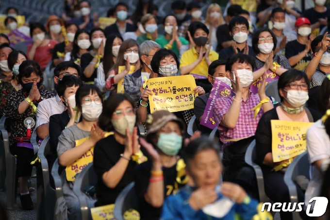 정의기억연대 등이 14일 서울 청계천 광통교 거리에서 개최한 &apos;제8차 세계일본군 위안부 기림일 나비문화제&apos;에서 참가자들이 피켓을 들고 있다. 2020.8.14/뉴스1 &copy; News1 이광호 기자