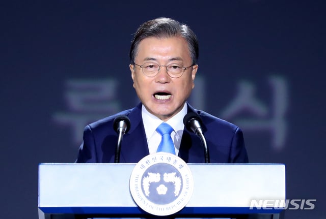 [서울=뉴시스]배훈식 기자 = 문재인 대통령이 15일 서울 중구 동대문디자인플라자에서 열린 제75주년 광복절 경축식에 참석해 경축사를 하고 있다. 2020.08.15. dahora83@newsis.com