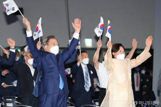 [서울=뉴시스]배훈식 기자 = 문재인 대통령과 김정숙 여사가 15일 서울 중구 동대문디자인플라자에서 열린 제75주년 광복절 경축식에 참석해 만세삼창을 하고 있다. 2020.08.15. dahora83@newsis.com