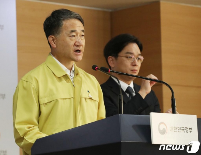 (서울=뉴스1) 송원영 기자 = 박능후 중앙재난안전대책본부 1차장(보건복지부 장관)이 28일 오후 서울 종로구 세종대로 정부서울청사에서 신종 코로나바이러스 감염증(코로나19) 대응 정례브리핑을 하고 있다. 2020.6.28/뉴스1