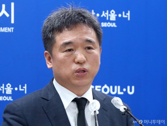 박원순 서울시장의 유고로 시장 권한을 대행하게 된 서정협 행정1부시장이 7월10일 오전 서울시청에서 향후 계획을 포함한 입장 발표하고 있다. /사진=홍봉진 기자 honggga@