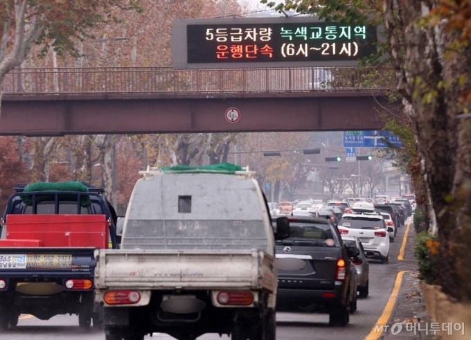 서울 사대문 안 녹색교통지역 배출가스 5등급 차량 단속 시행 첫 날인 지난해 12월 1일 오후 서울시내 진입 도로 전광판에 단속 안내 문구가 나오고 있다./사진=김휘선 기자