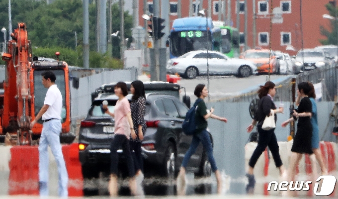 길고 긴 장마가 물러간 후 영남지역을 중심으로 낮에는 폭염, 밤에는 열대야가 계속되고 있다. 시민들이 이글이글 타오르는 도로를 걷고 있다.자료 사진&copy; 뉴스1