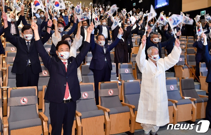 지난 15일 75주년 광복절 경축식이 열린 경북도청에 이철우 지사&#40;앞줄 왼쪽&#41; 등이 만세삼창을 외치하고 있다.&#40;경북도 제공&#41; &copy; 뉴스1