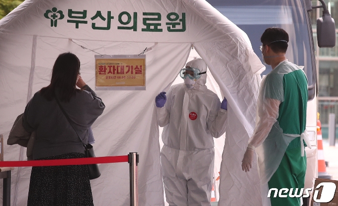 20일 부산의료원 선별진료소에 의료진들이 분주하고 움직이고 있다. 부산의료원은 의료진 중 확진자가 나오면서 부분 코호트 격리에 들어갔다. 2020.4.20/뉴스1 &copy; News1 여주연 기자
