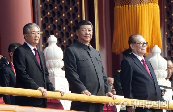 [베이징=AP/뉴시스] 시진핑 중국 국가주석(가운데)이 후진타오 전 주석(왼쪽), 장쩌민 전 주석(오른쪽)과 함께 1일 베이징에서 신중국 70주년 기념행사에 참석하고 있다. 2019.10.01