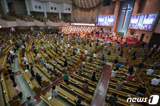 16일 오전 서울 여의도 순복음교회에서 신도들이 현장 예배를 하고 있다. /사진=뉴스1